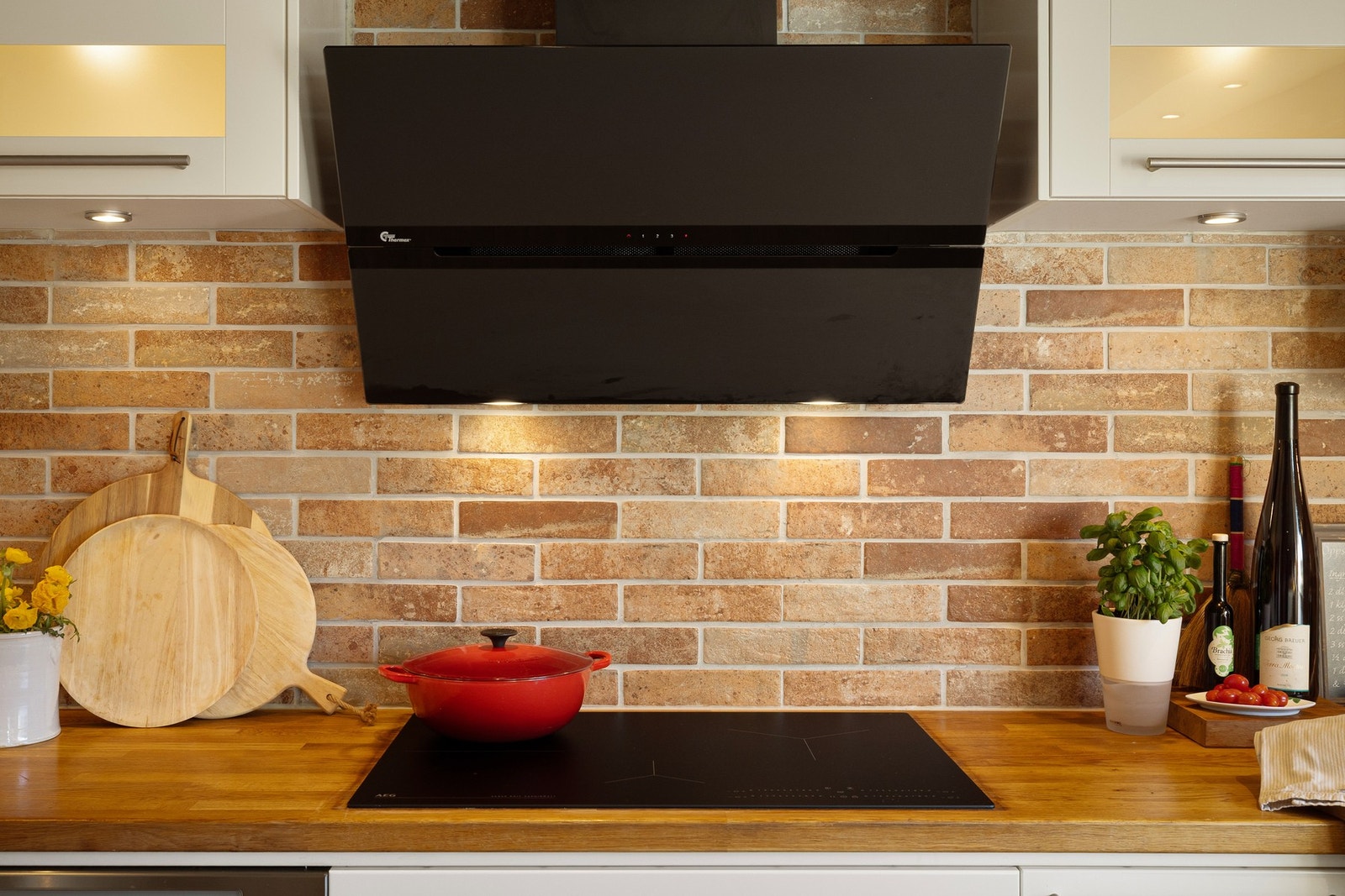 Induksjonstoppen er fra 2025 og har safir-overflate. Galleribilde