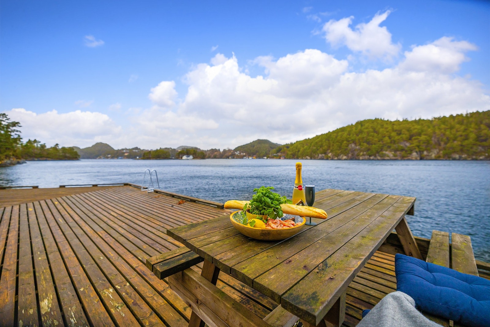 Ikke feil å kose seg med reker og noe godt i glasset her. Galleribilde