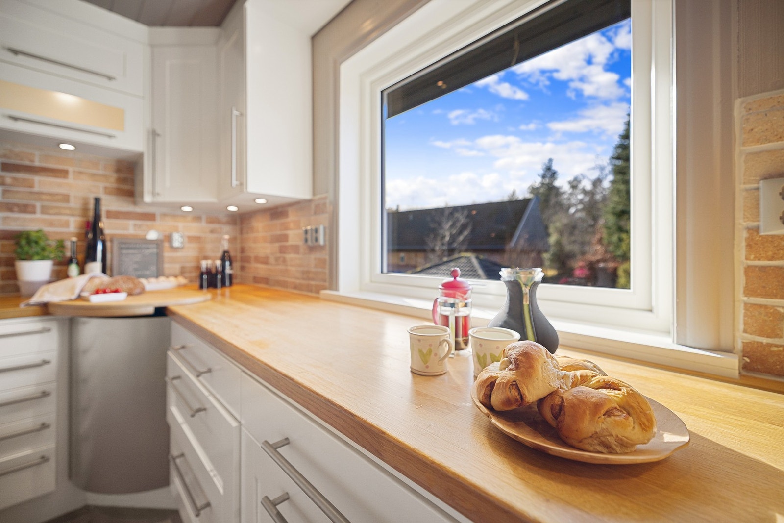 Mye benkeplass så kokken og bakeren kan utfolde seg. Galleribilde