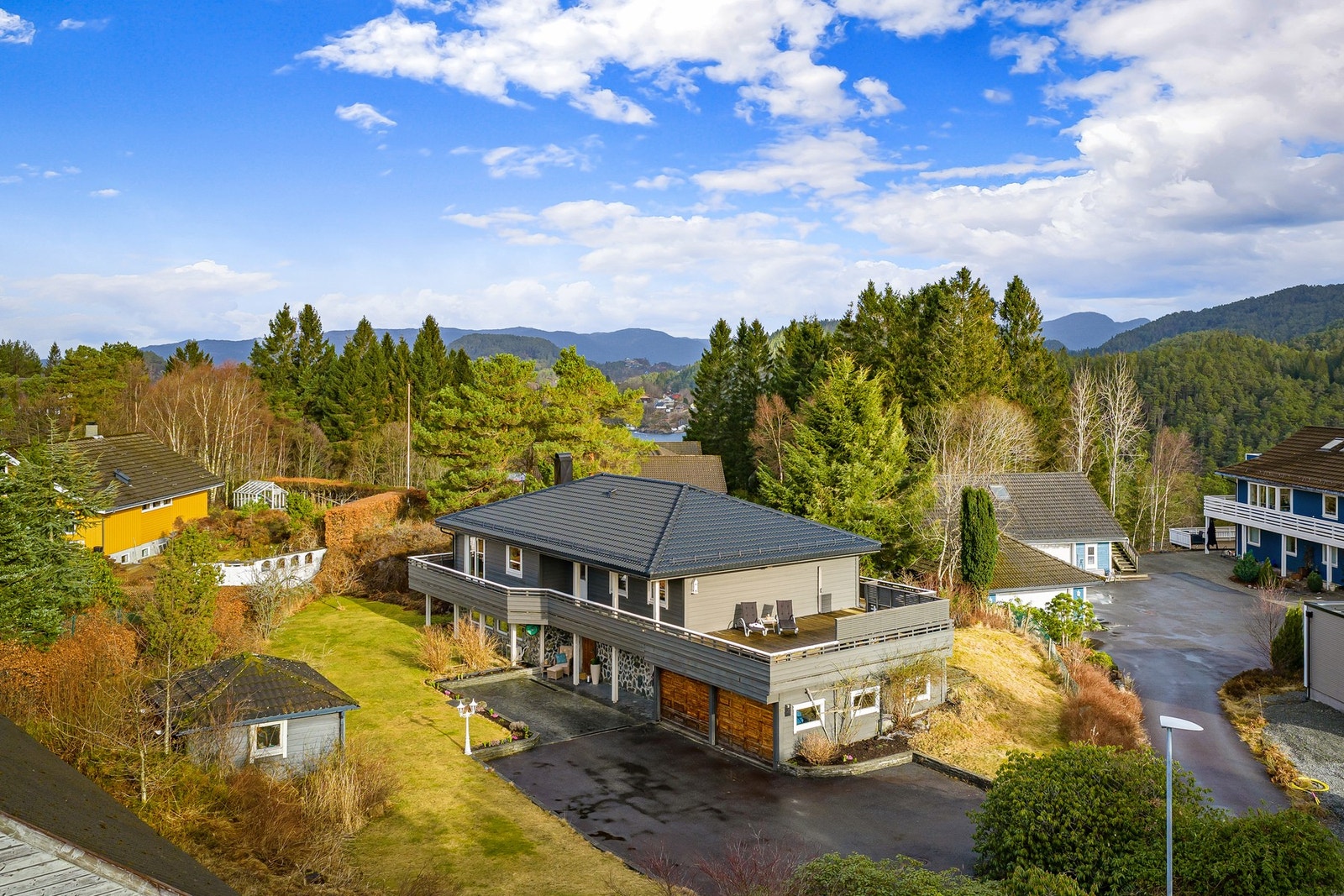 Parkering i dobbel garasje, og ellers god plass på egen tomt med plass til 6-7 biler. Galleribilde