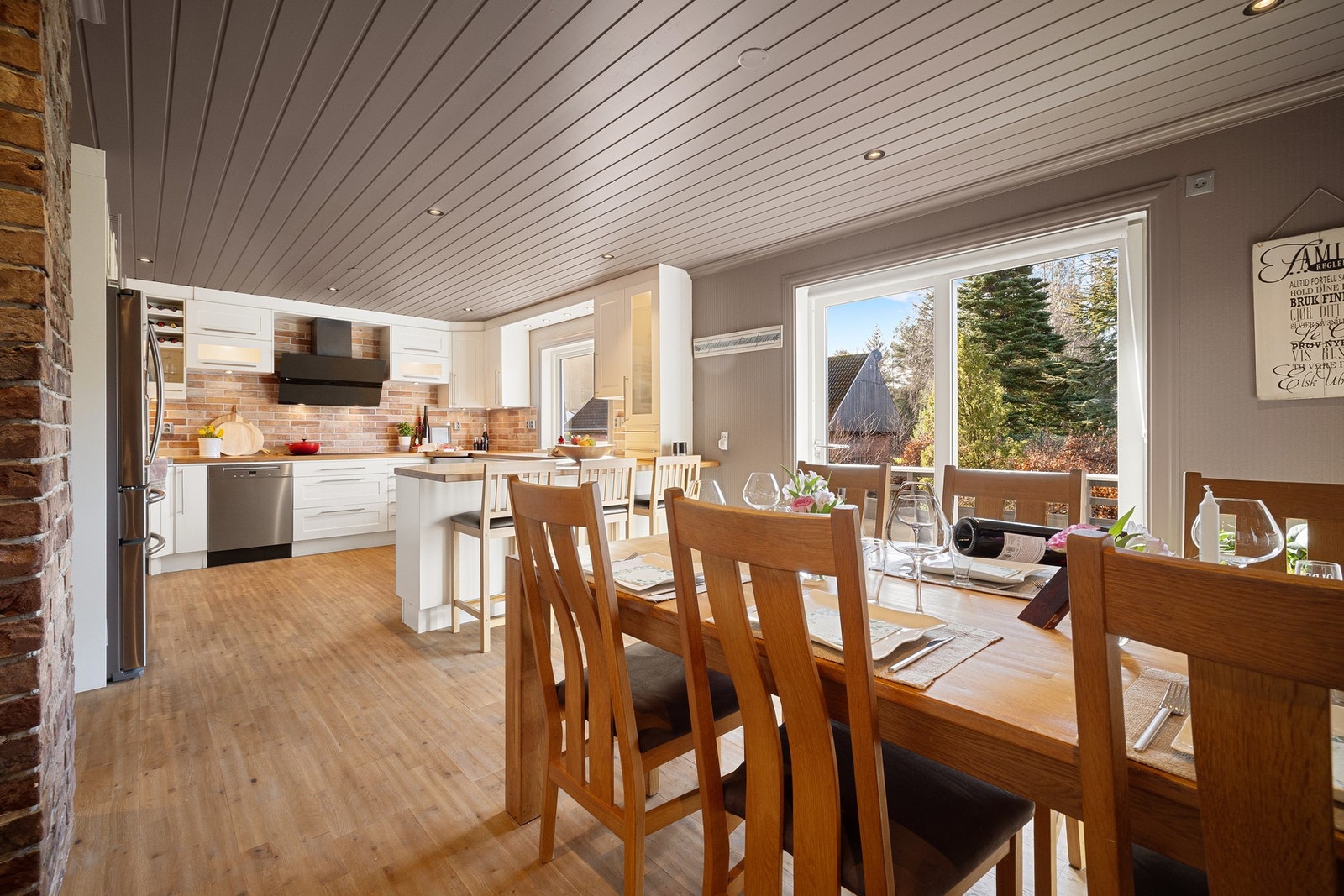 Kjøkkenet er på hele 26,8 kvm og har god plass til egen spisestue. Galleribilde