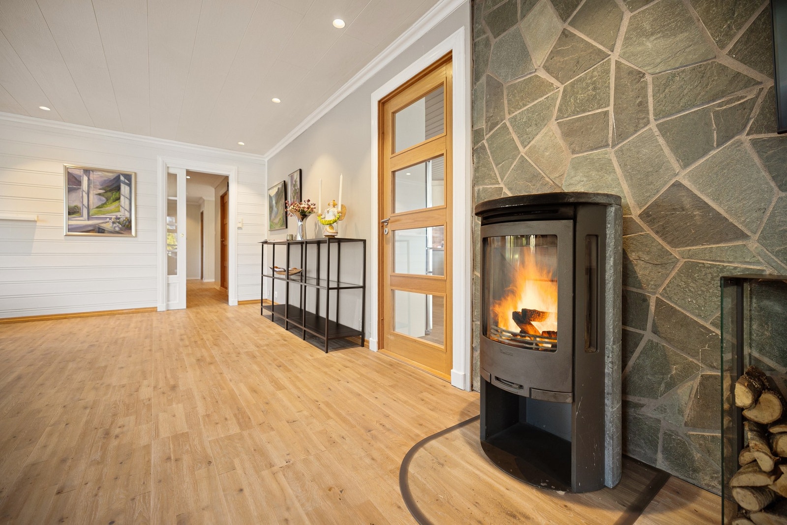 Stuen er på 35 kvm og har inngang til kjøkkenet. Galleribilde