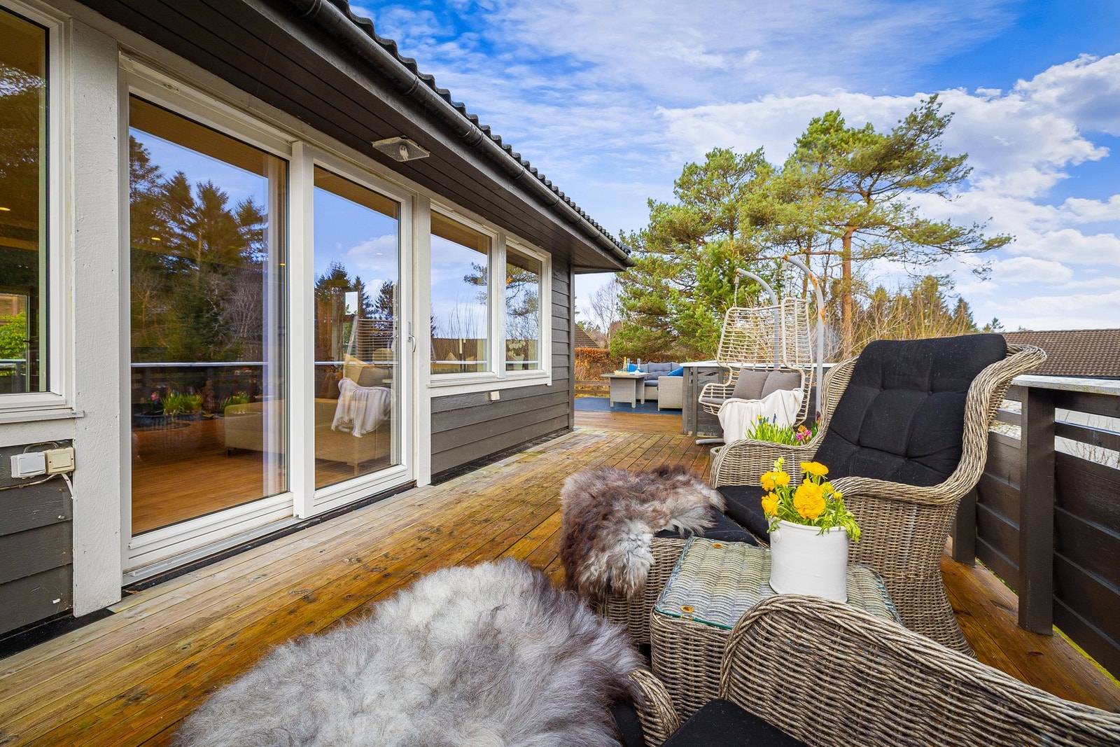 Terrassen er på hele 154 kvm og går rundt hele boligen. Galleribilde