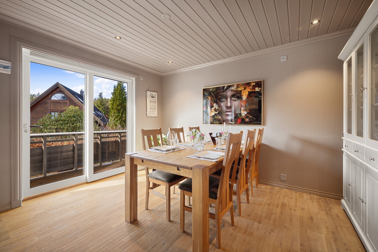 Fra kjøkkenet er det også utgang til den herlige terrassen. Galleribilde