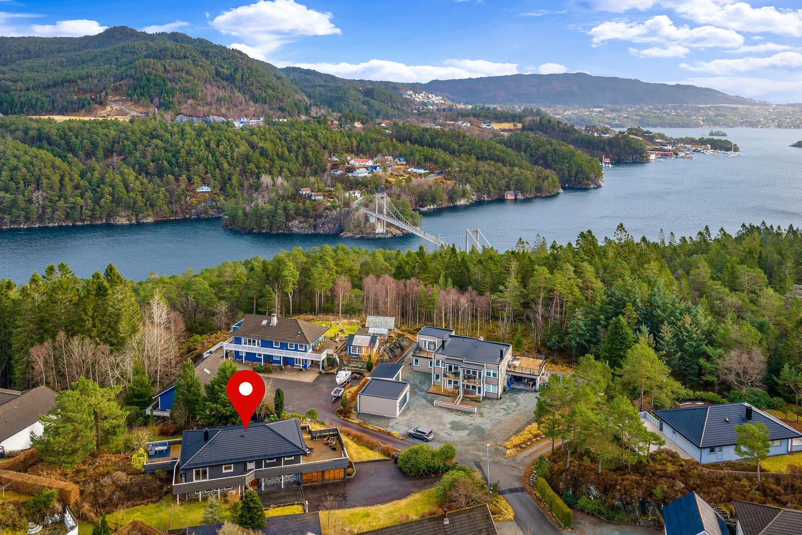 Det er flere flotte turmuligheter i området med blant annet Hjortåsen, Husfjellet og selvsagt nydelige Ervikane. Galleribilde