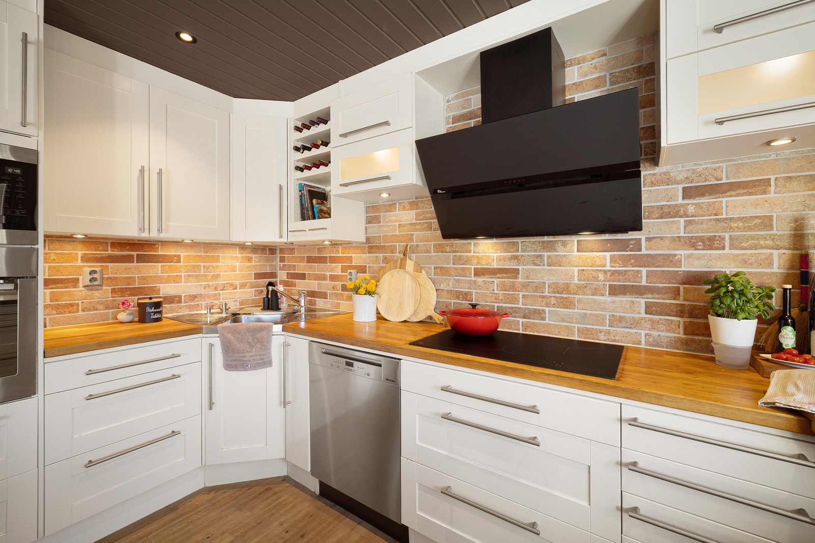 Godt med skap- og skuffeplass. Kjøkkenventilator med avtrekk ut. Galleribilde