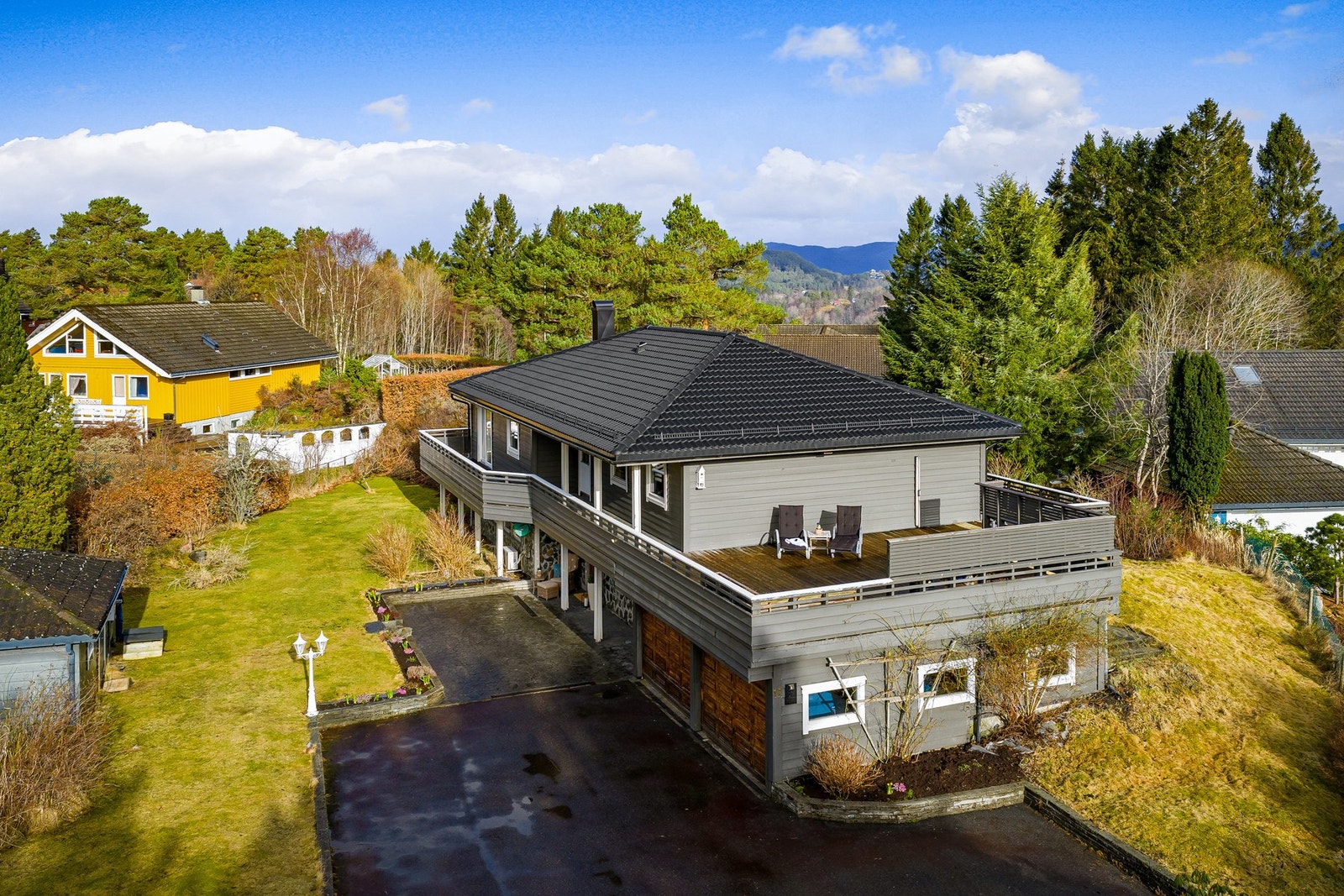 Opparbeidet hage med plen, bed og store prydbusker. Stor herlig terrasse. Galleribilde