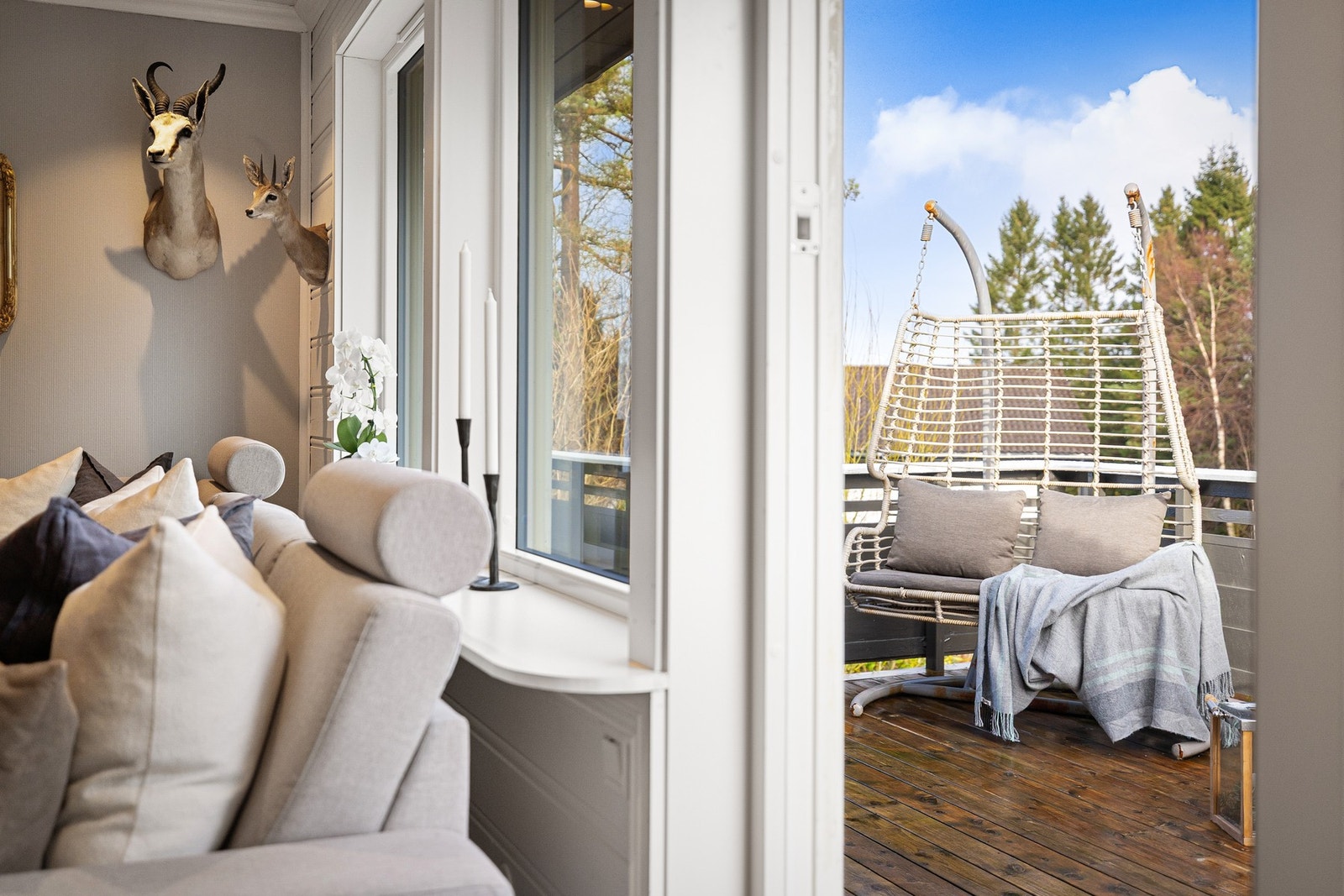 Fra stuen er det utgang til en fantastisk stor treterrasse som går rundt hele boligen. Galleribilde