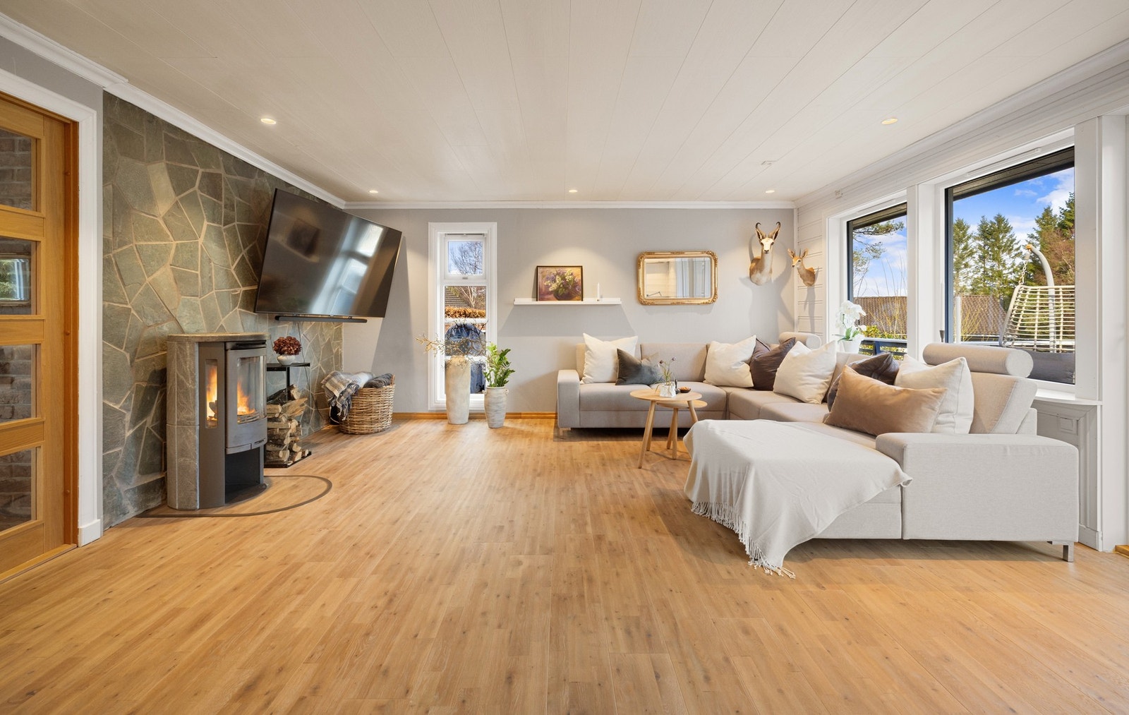 Svært pen stue med nyere gulv, flott vegg med skifer, fått spotter i tak. Galleribilde