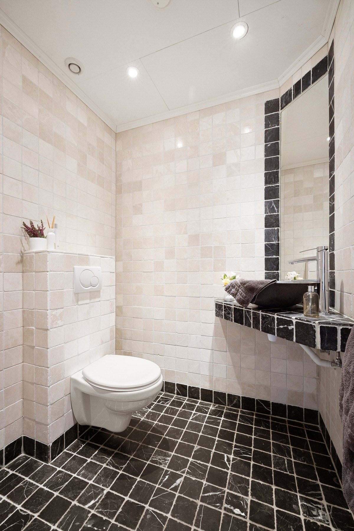 I hovedetasjen er det både et bad og et toalettrom. På toalettrommet er det toalett, vask og speil. Galleribilde