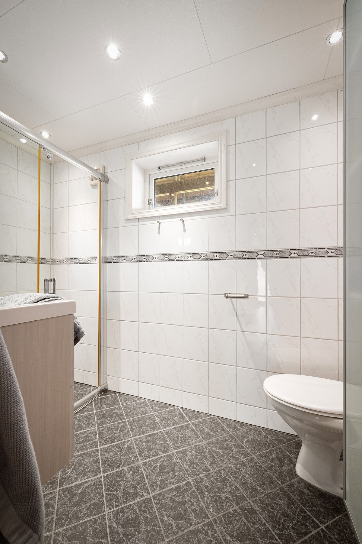 Badet i underetasjen er også helfliset med varmekabler i gulv. Galleribilde