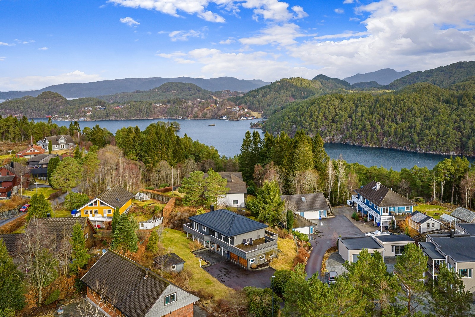 I garasjen er det 2 stk. ladebokser for elbil. Galleribilde