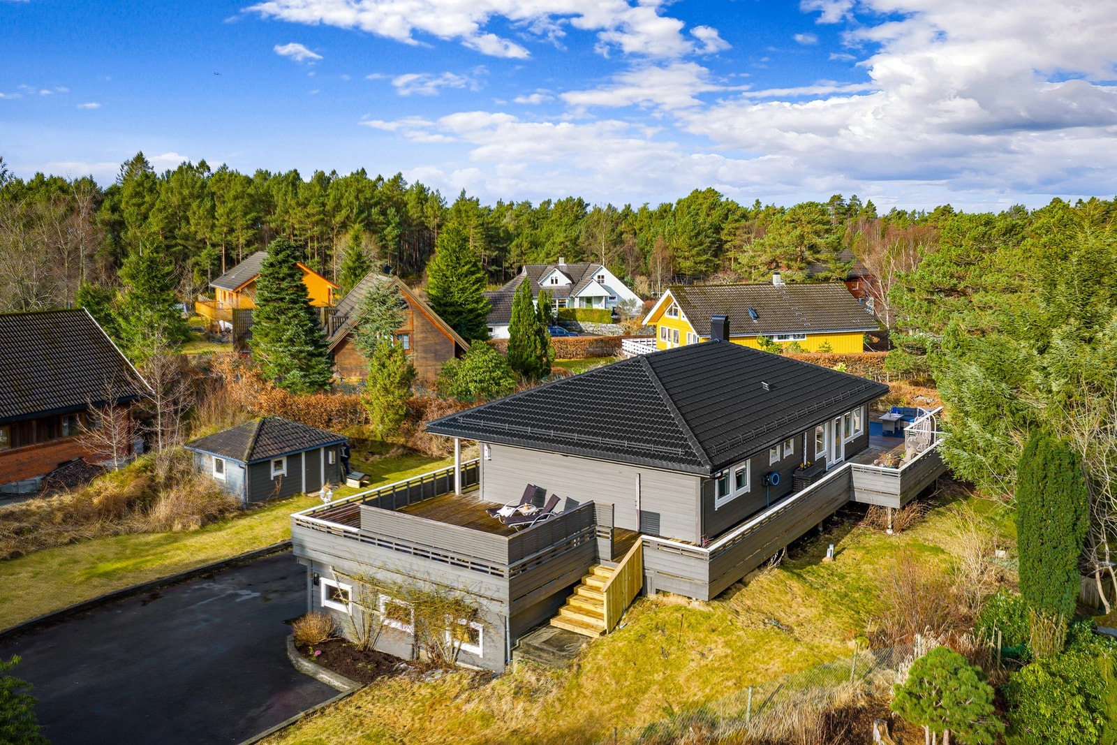 Store gode terrasseflater på begge sider av boligen. Galleribilde