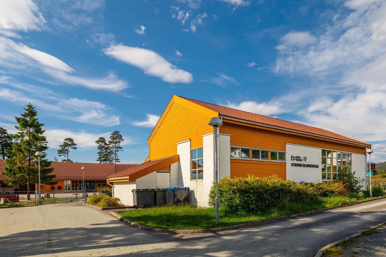 Strøno barneskole. Her er det også en liten idrettsplass med ballbinge. Galleribilde