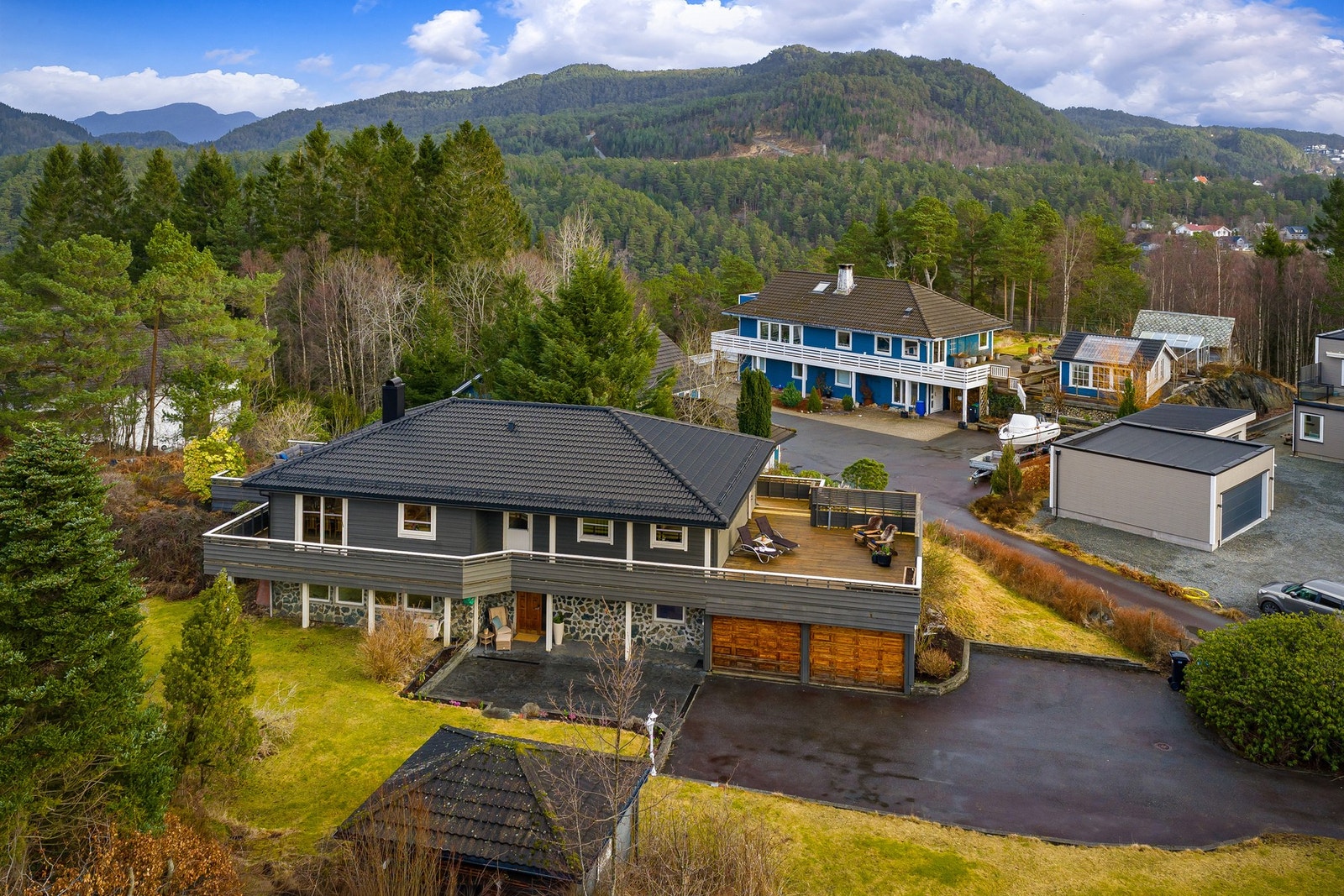 Velkommen til stor enebolig, dobbel garasje, terrasser rundt hele huset og tomt på over 1,6 mål. Galleribilde