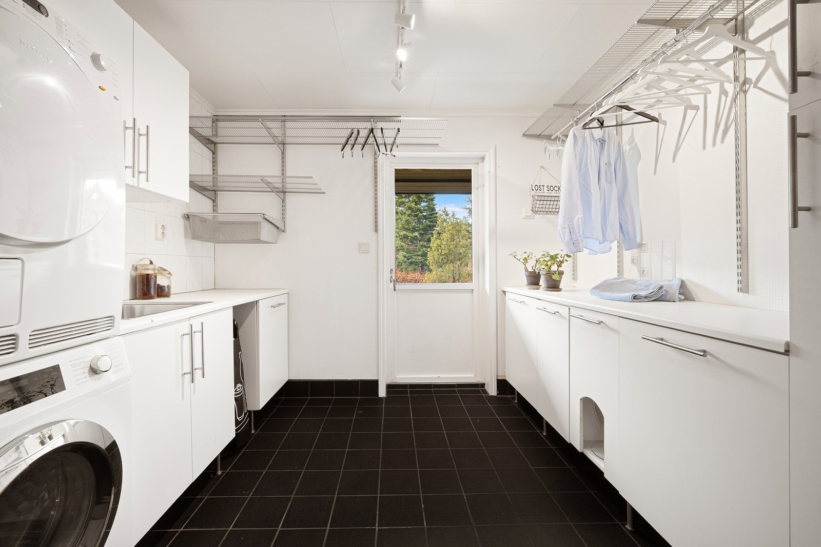 Vaskerommet med egen utgang til terrassen. Galleribilde