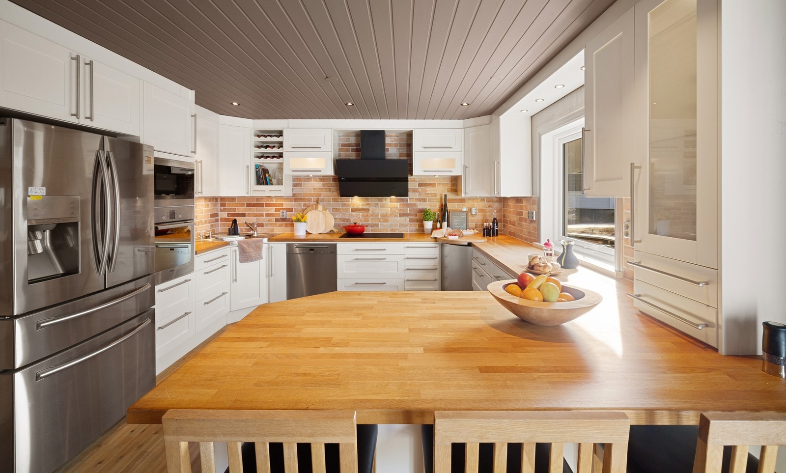 Knallfint kjøkken med "amerikansk" kjøleskap / frys. Galleribilde