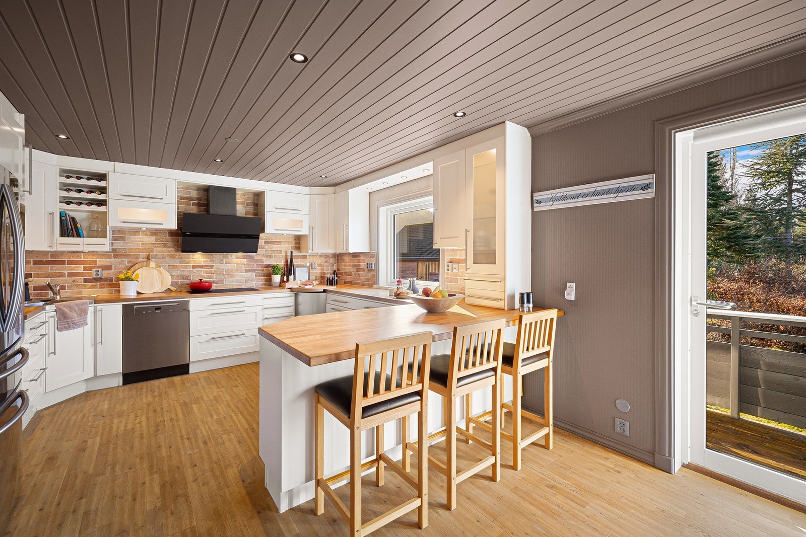 Kjøl/fryseskap med integrert vann- og sparklingvann, samt isbit-maskin. Kjøkkenvifte er fra 2023. Galleribilde