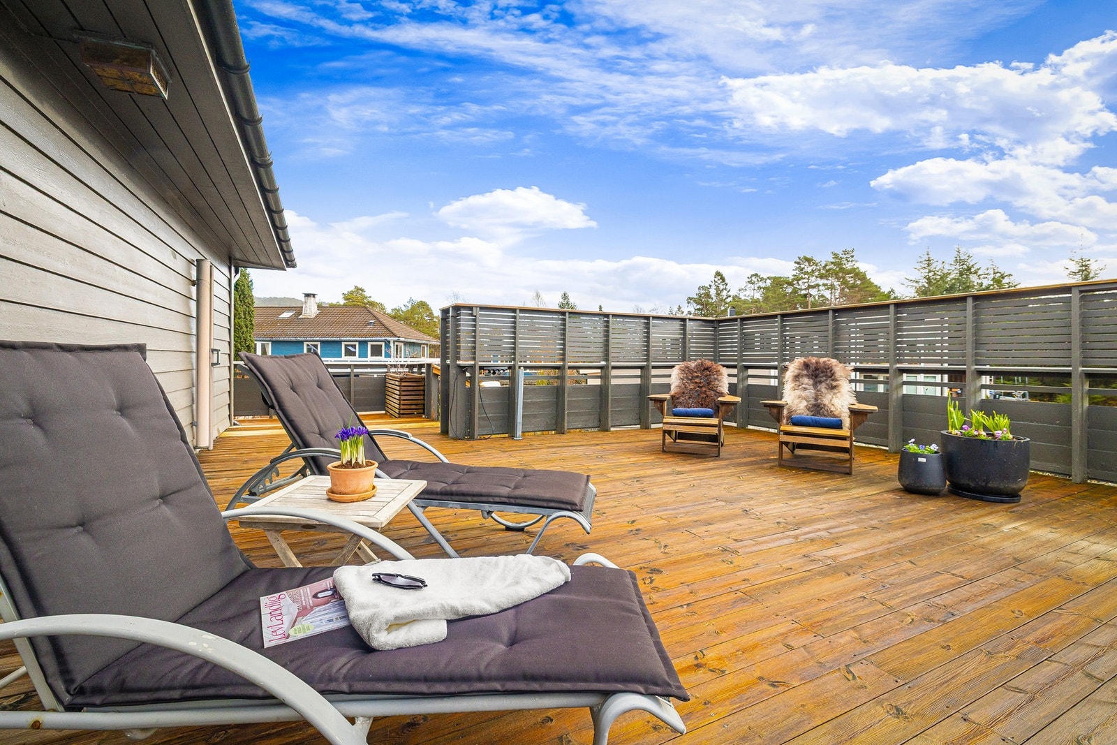 Her er over garasjen og i bakkant går det trapp ned til hagen. Galleribilde