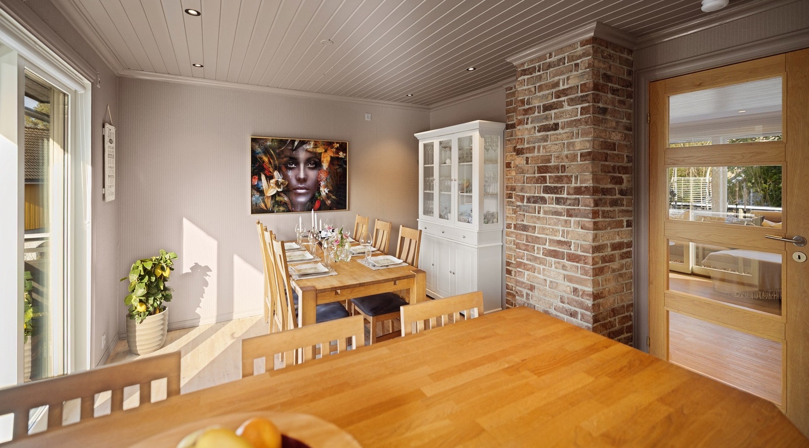 Her kan man nyte frokosten på kjøkkenbenken eller på spisebordet. Galleribilde