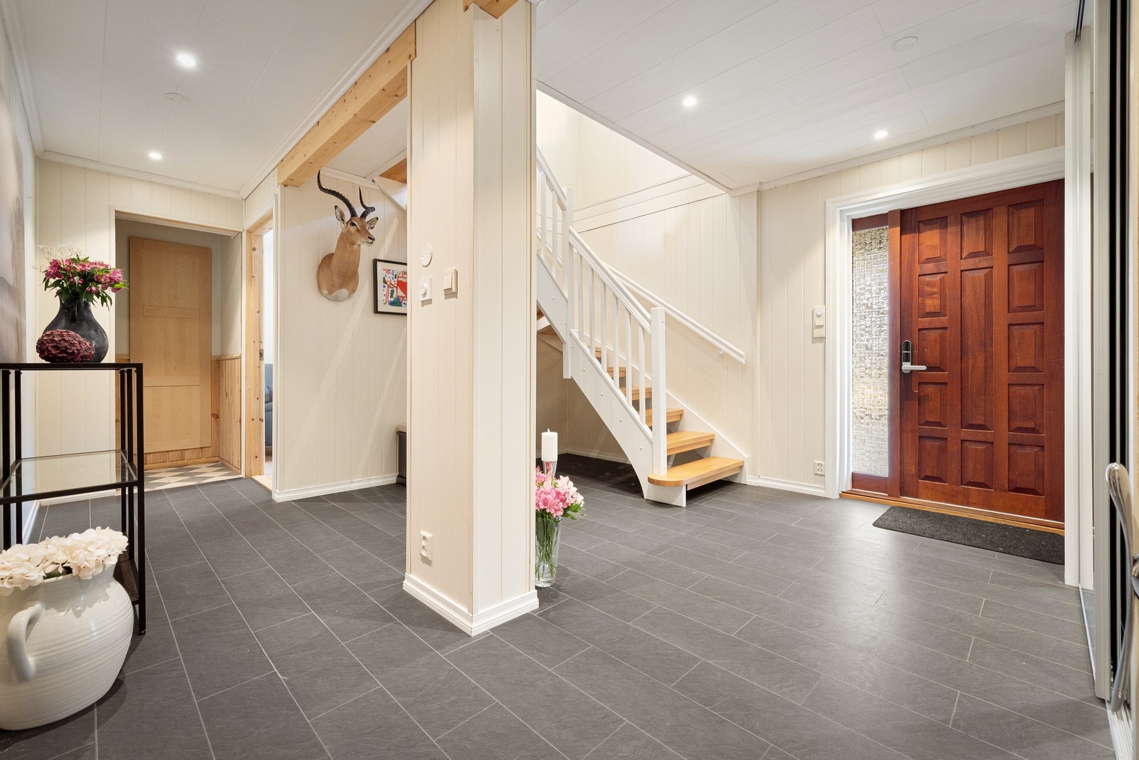 Stor romslig entrê/gang med fliser og varmekabler i gulv. Galleribilde