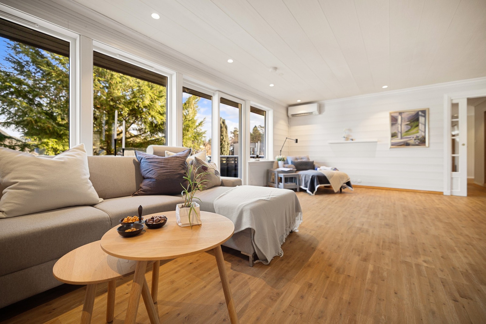 Varmepumpe for jevn og god komfort. Og vedovn for ekstra varme og kos. Galleribilde