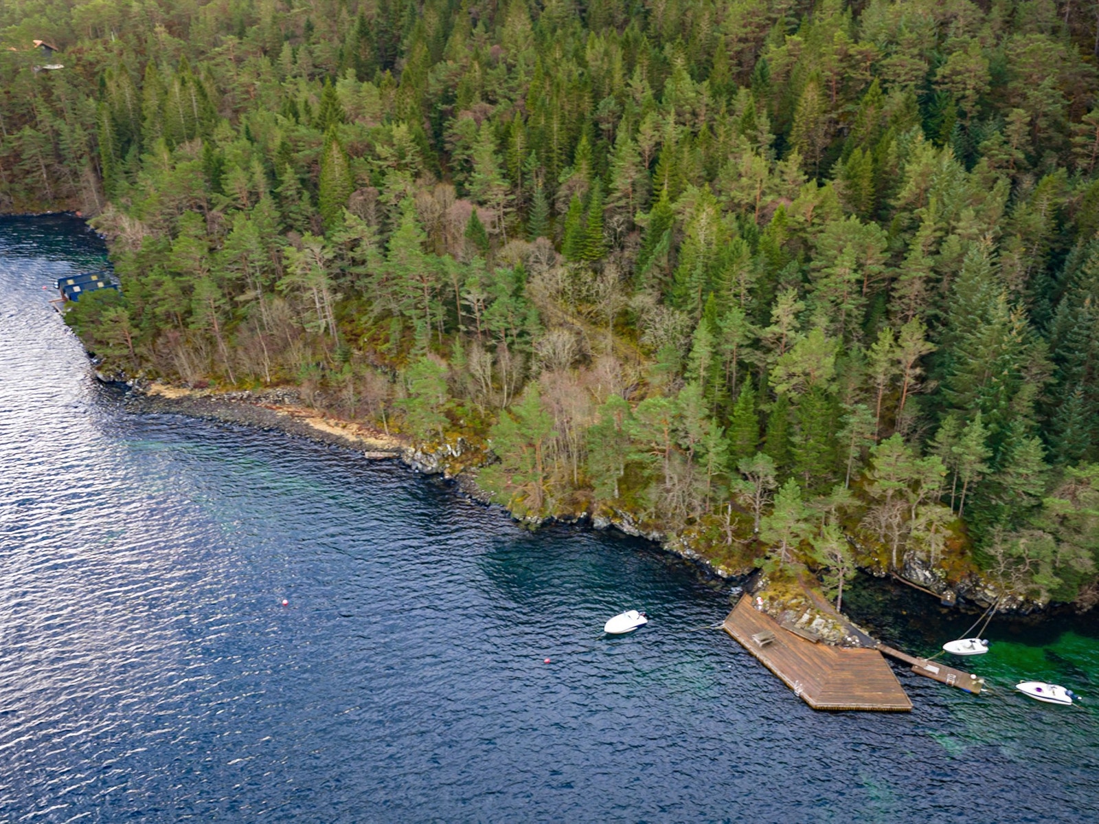 Det betales kr. 2 000, i året til velforeningen for vedlikehold av fellesvei til sjø, brygge og lekeplass. Galleribilde