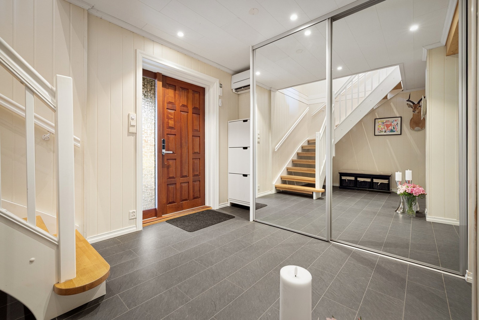 Stor luftig entrê/gang er det første som møter deg når du kommer inn. Elfa skyvedørsgarderobe med god lagringsplass. Galleribilde