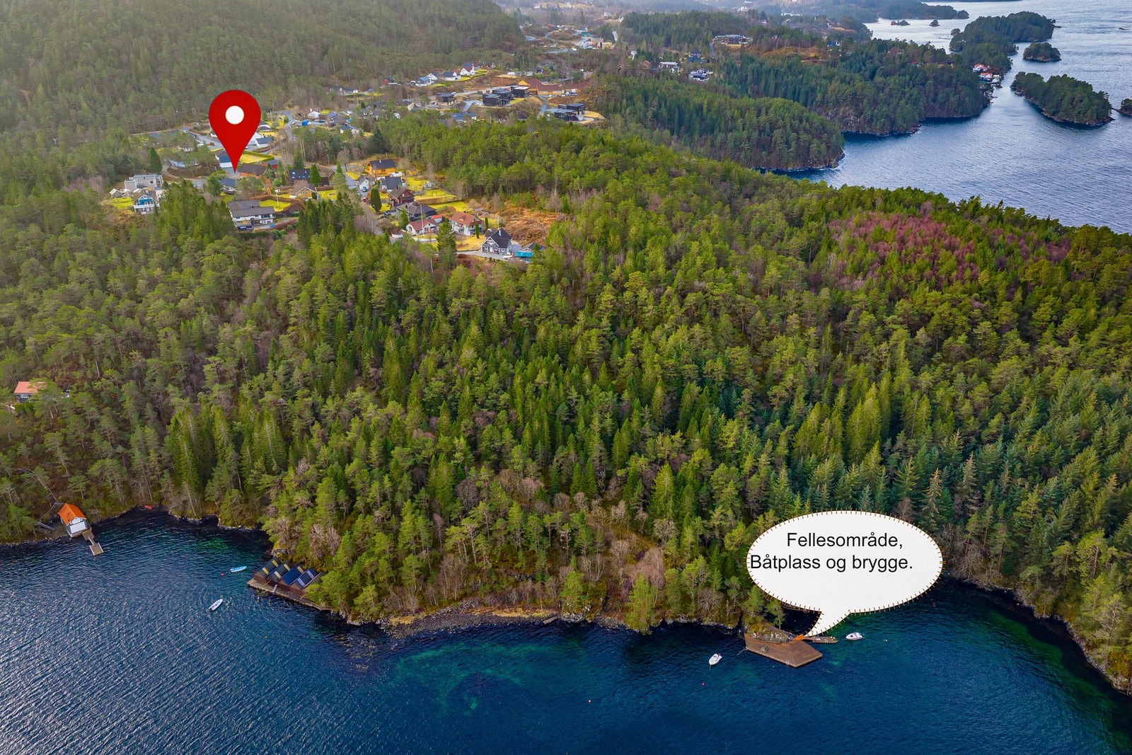 Velforeningen har et stort fellesareal med egen skogsvei til sjøen med fin brygge. Galleribilde