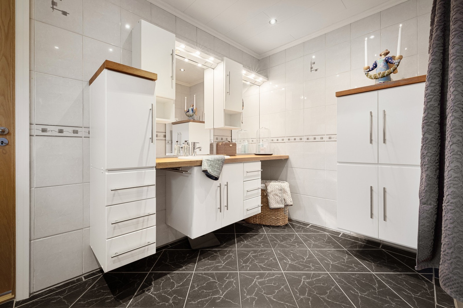 Helfliset bad med elektriske varmekabler i gulv. Galleribilde