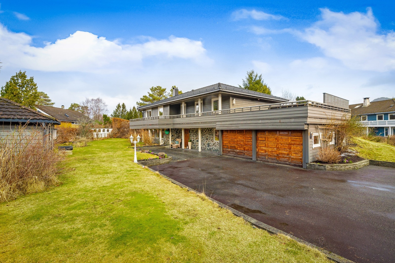 Flott enebolig i to etasjer med dobbel garasje på stor tomt. Galleribilde