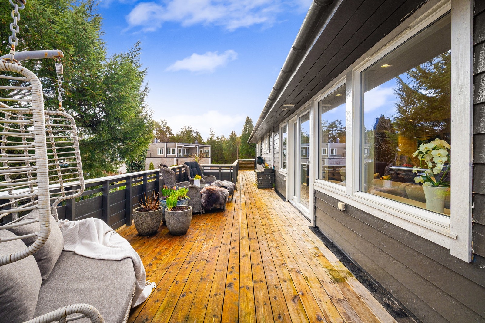 Vi går inn igjen i boligen. Galleribilde