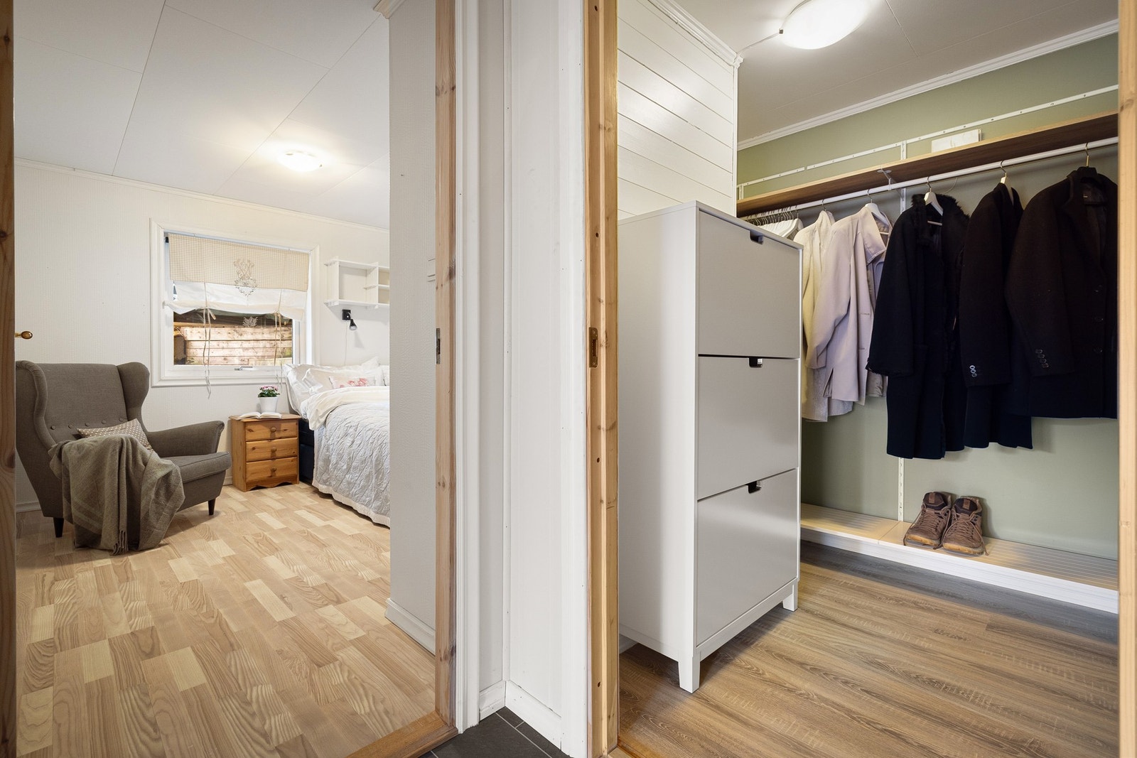 Egen garderobe/bod. Det er godt med lagringsplass både i underetasjen, loftet, garasje med boder og uteboden i hagen. Galleribilde