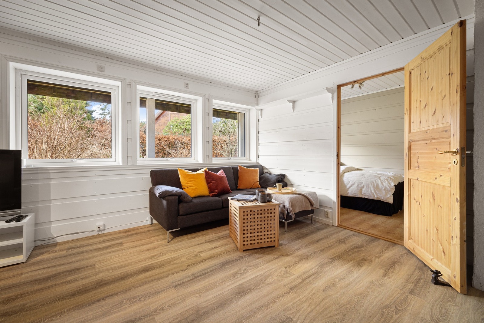 Fra stuen og inn til det ene soverommet. Galleribilde