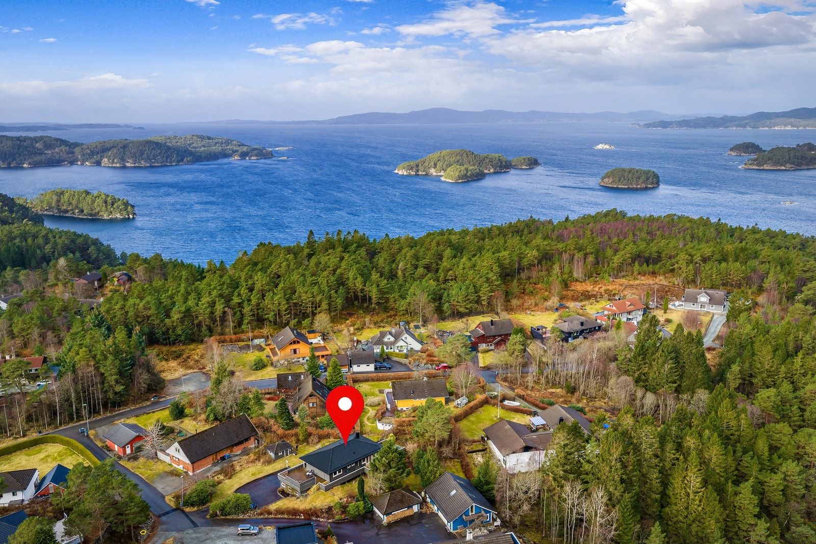 Det er et aktivt miljø i området med blant annet bygdehuset Havglimt (kalt ungdomshuset). Galleribilde