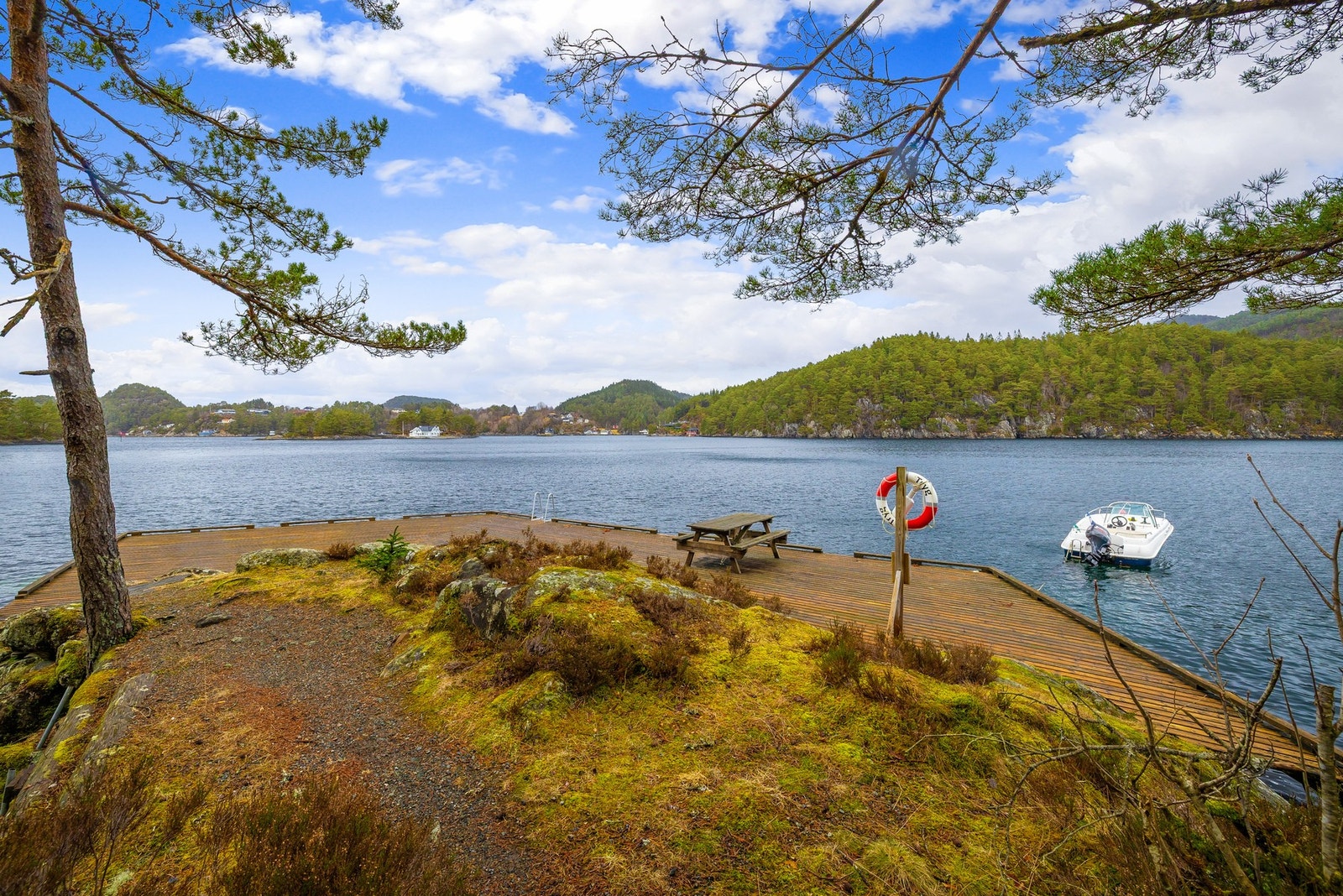 Fin brygge med badestige. Flott utgangspunkt for båtturer i den vakre skjærgården. Galleribilde