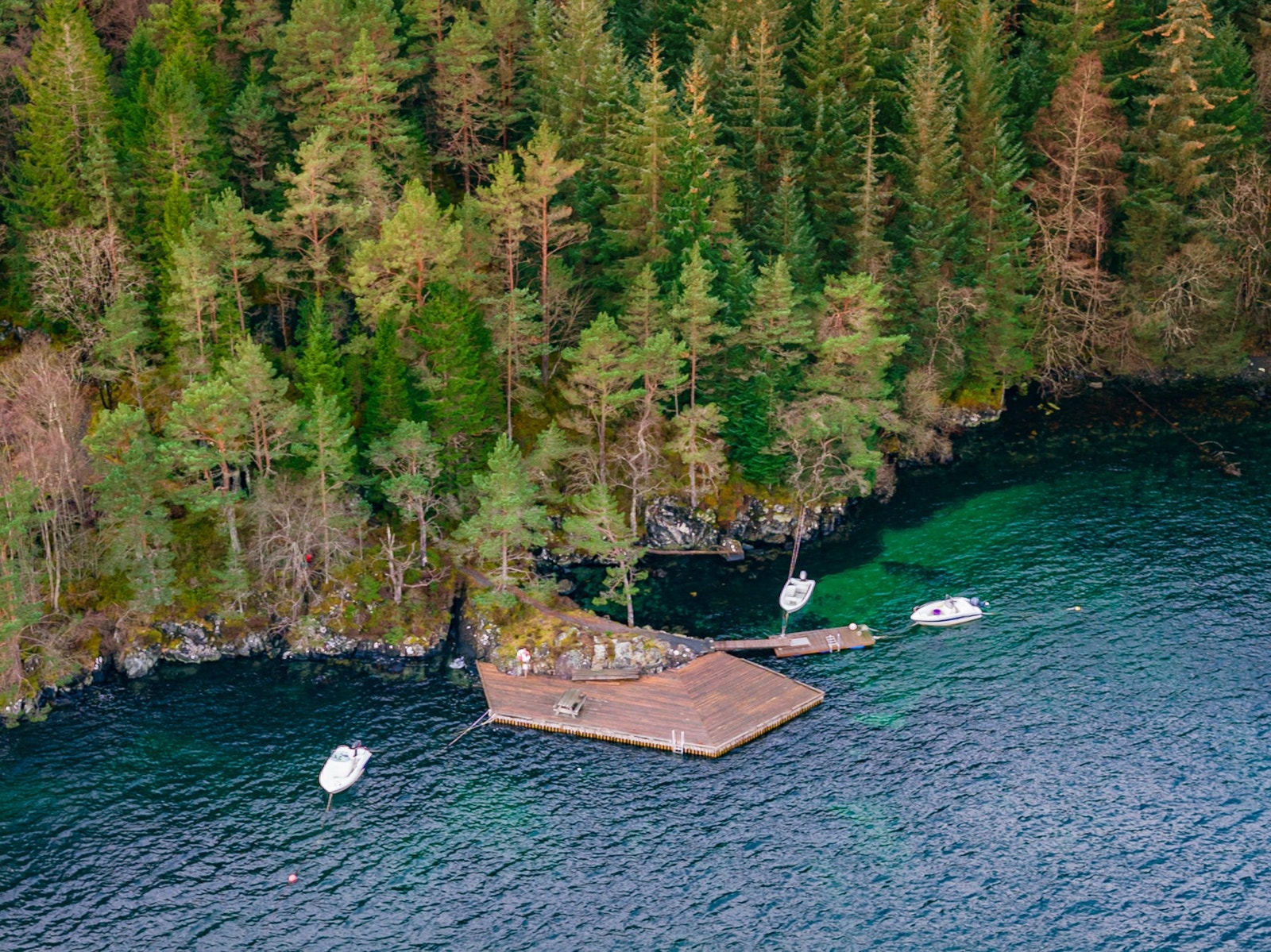 Fellesareal med båtplass ved sjøen. Galleribilde