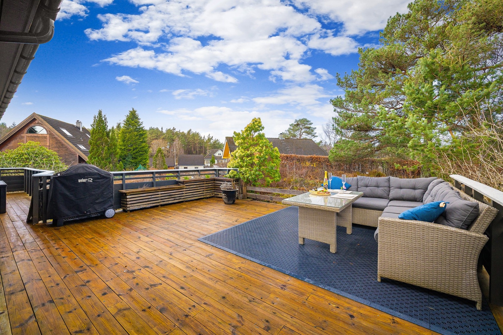 God plass til å invitere venner og familie på grillfest. Galleribilde