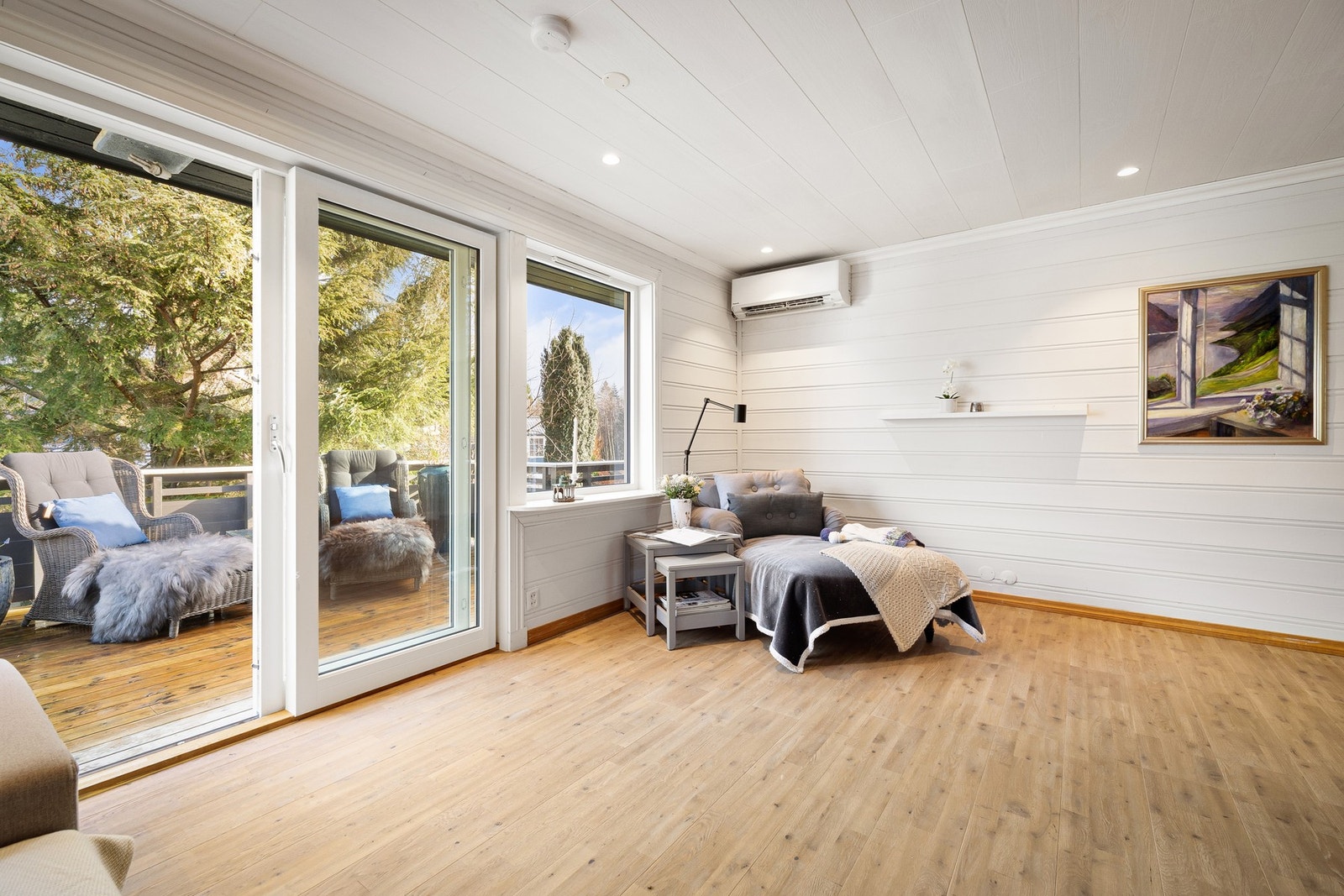 Boligen har naturlig ventilasjon via ventiler i vinduene. Det er mekanisk avtrekk på badene og kjøkken via sentral anlegg. Galleribilde