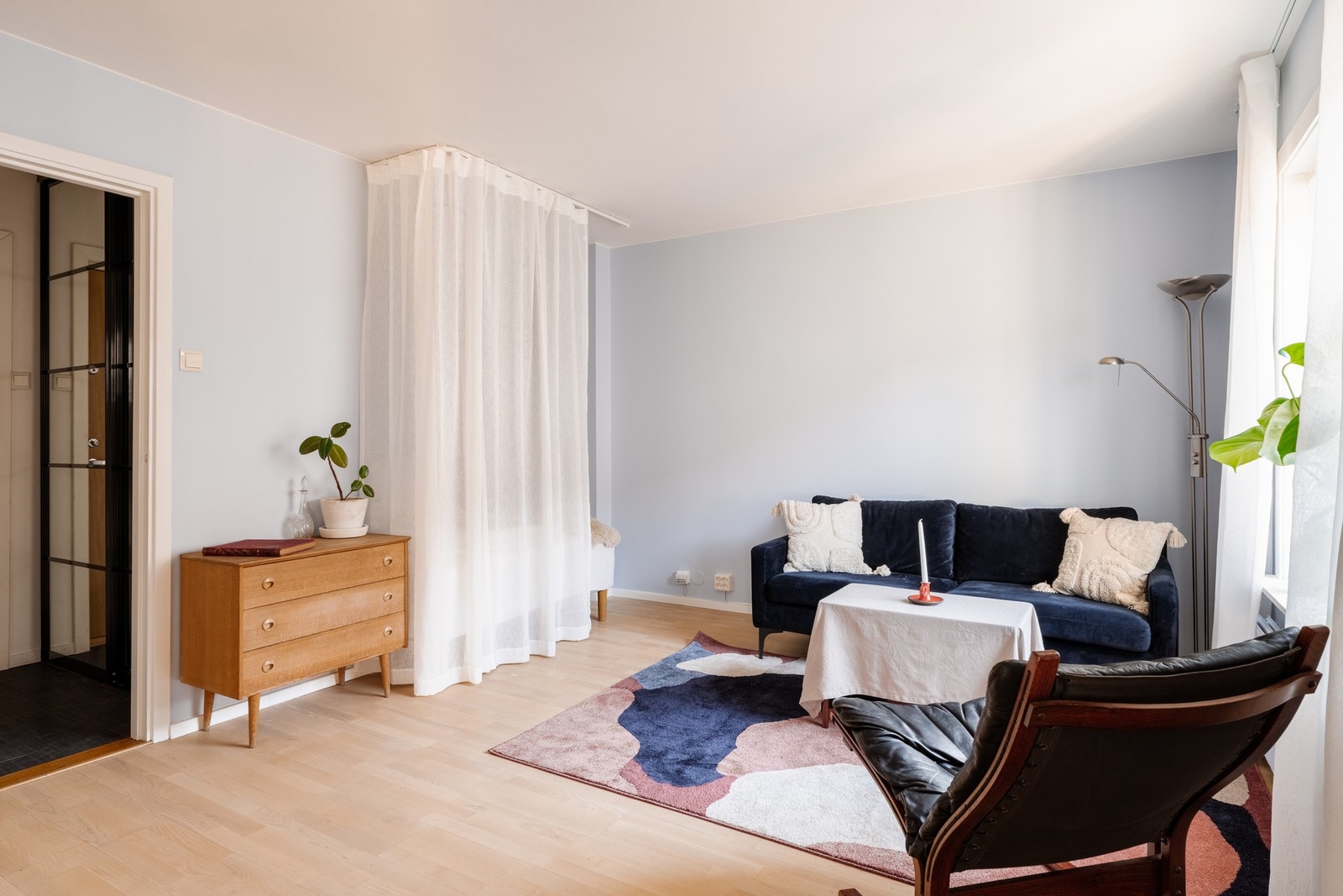 Varmtvann, fyring(oppvarming) og internett er inkludert i felleskostnadene. Galleribilde