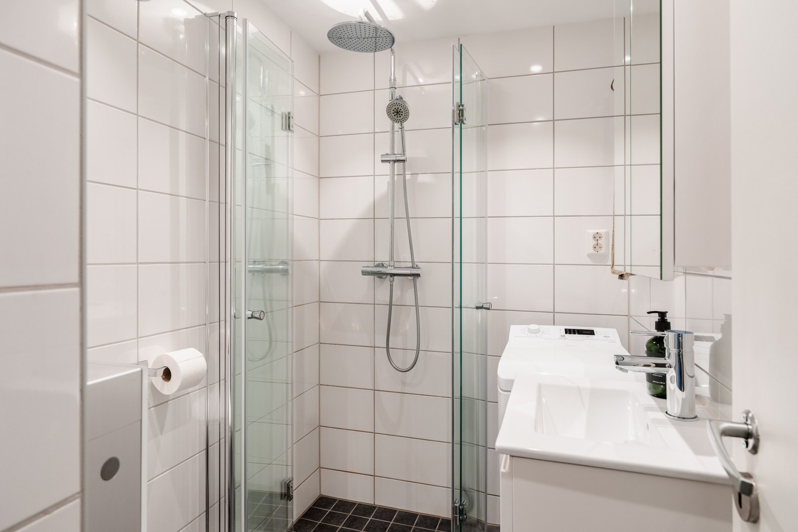 Lekkert flislagt bad renovert med nye soil i regi av borettslaget i 2021. Galleribilde