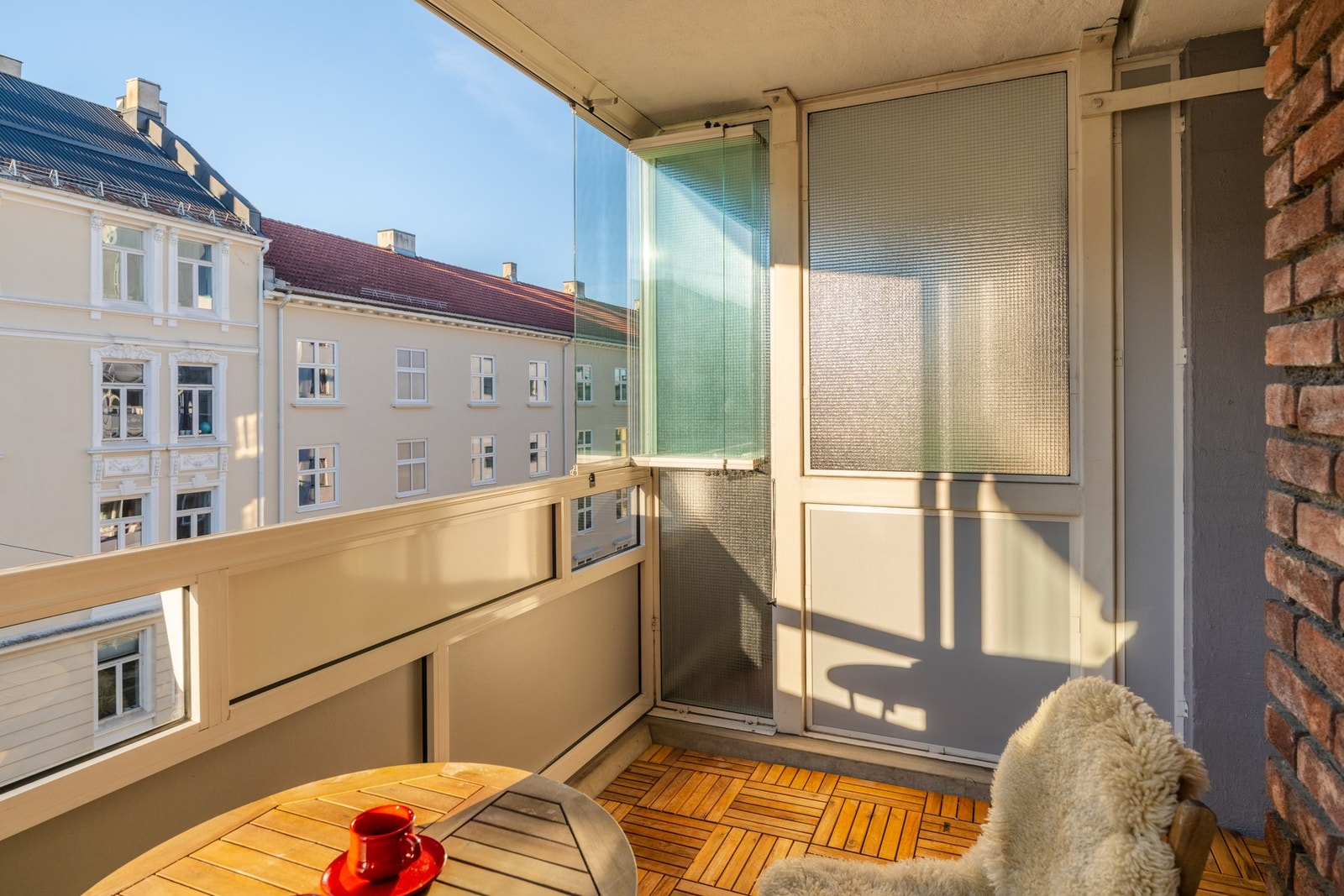 Balkongen har lune trefliser og strømuttak. Galleribilde