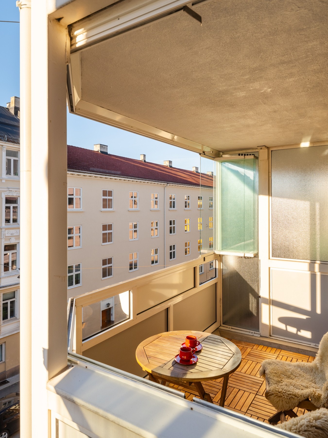 Balkongen er overbygget og innglasset, men kan åpnes opp, noe som øker bruksverdien. Galleribilde
