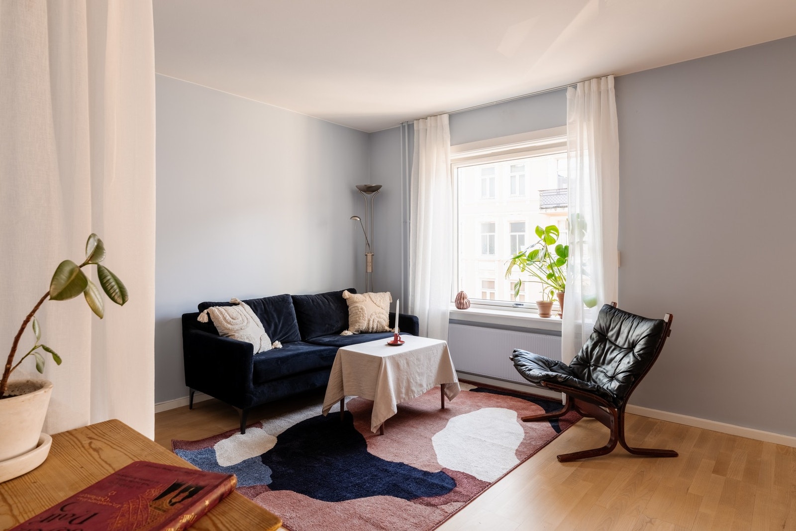 Boligen holder en moderne og god standard og ligger i byggets 4. etasje. Galleribilde