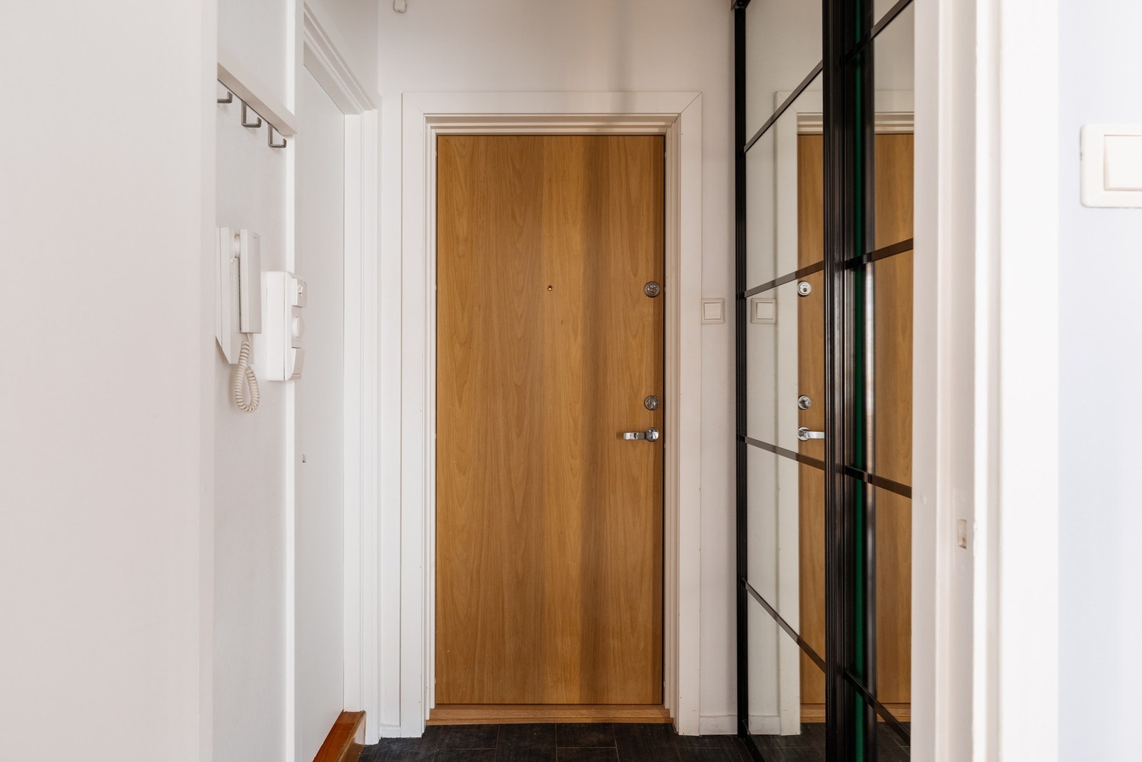 Lys og praktisk entré. God plass til oppbevaring i stor skyvedørsgarderobe med speilfronter. Galleribilde