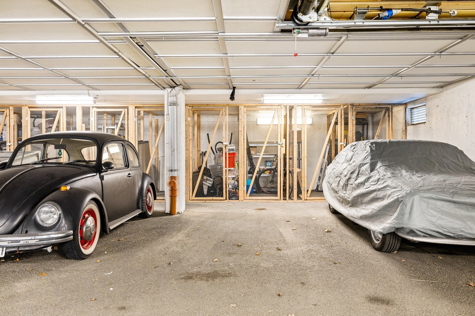 Parkering i garasjeanlegg med bod i bakkant Galleribilde