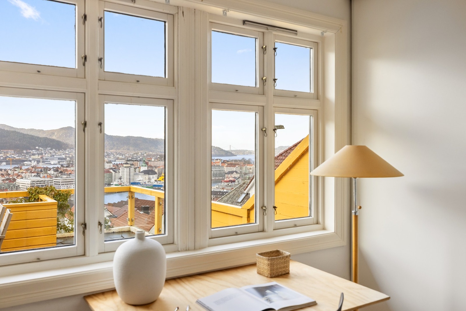 De klassiske vinduene slipper inn en nydelig utsikt. Galleribilde