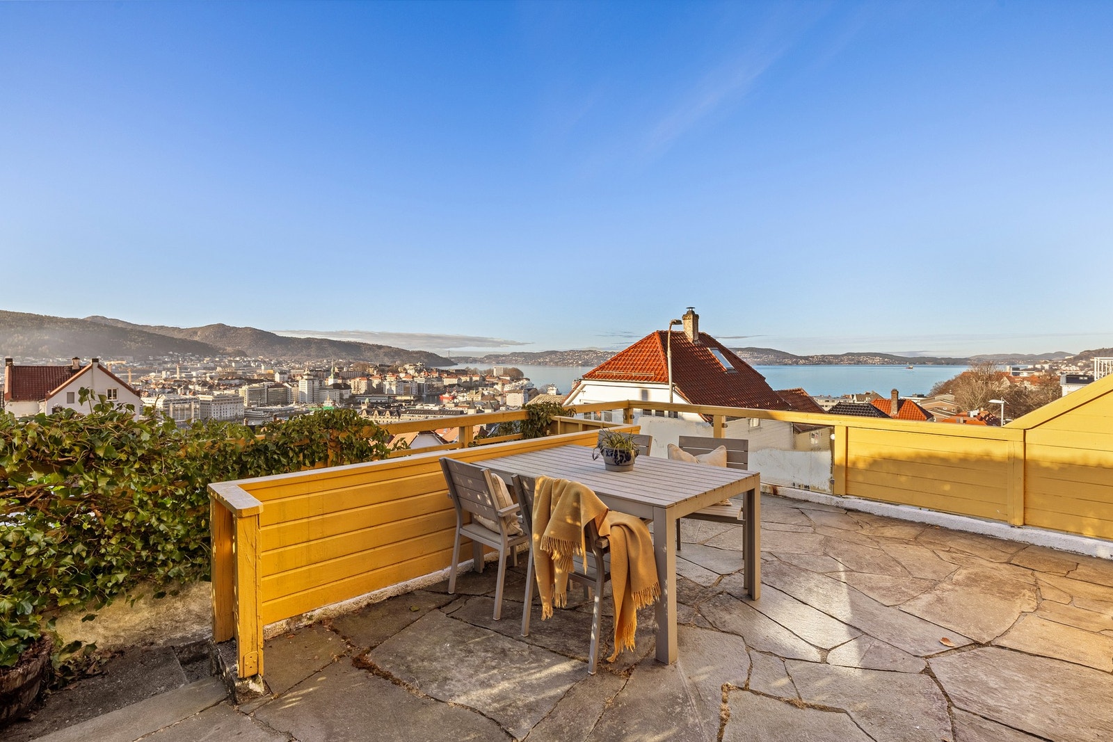 På uteplassen ved inngangspartiet og balkongen ved stuen er det svært gode solforhold både på dagtid, helt til den går ned i Nord-Hordaland på kveldstid. Galleribilde