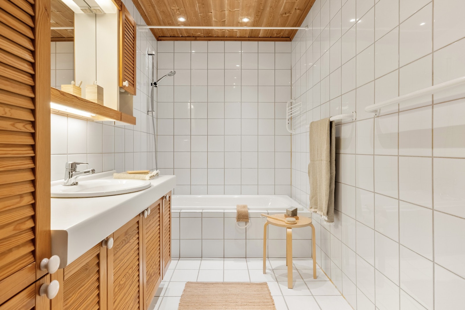 Badet i denne etasjen måles til 5,1 kvm. og er helfliset med underliggende varmekabler, samt innfelte downlights i himling. Galleribilde