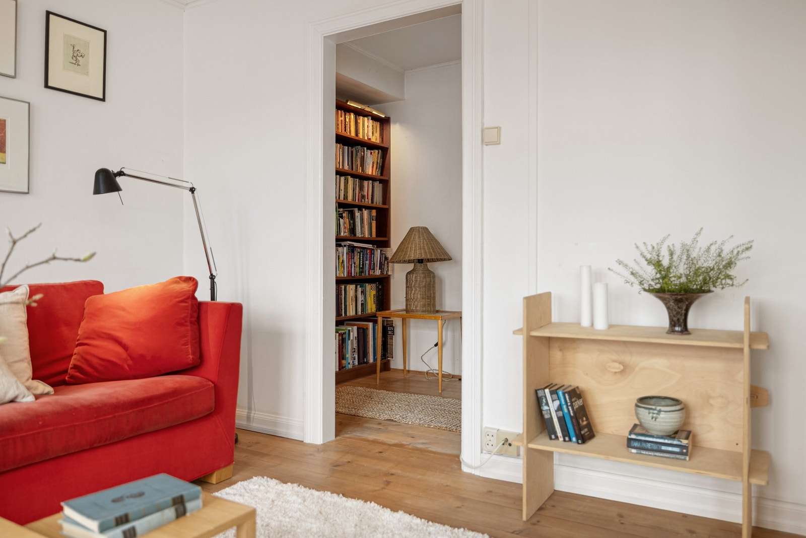 I tilknytning til stuen er det et bibliotek som måles til 5,5 kvm. Galleribilde